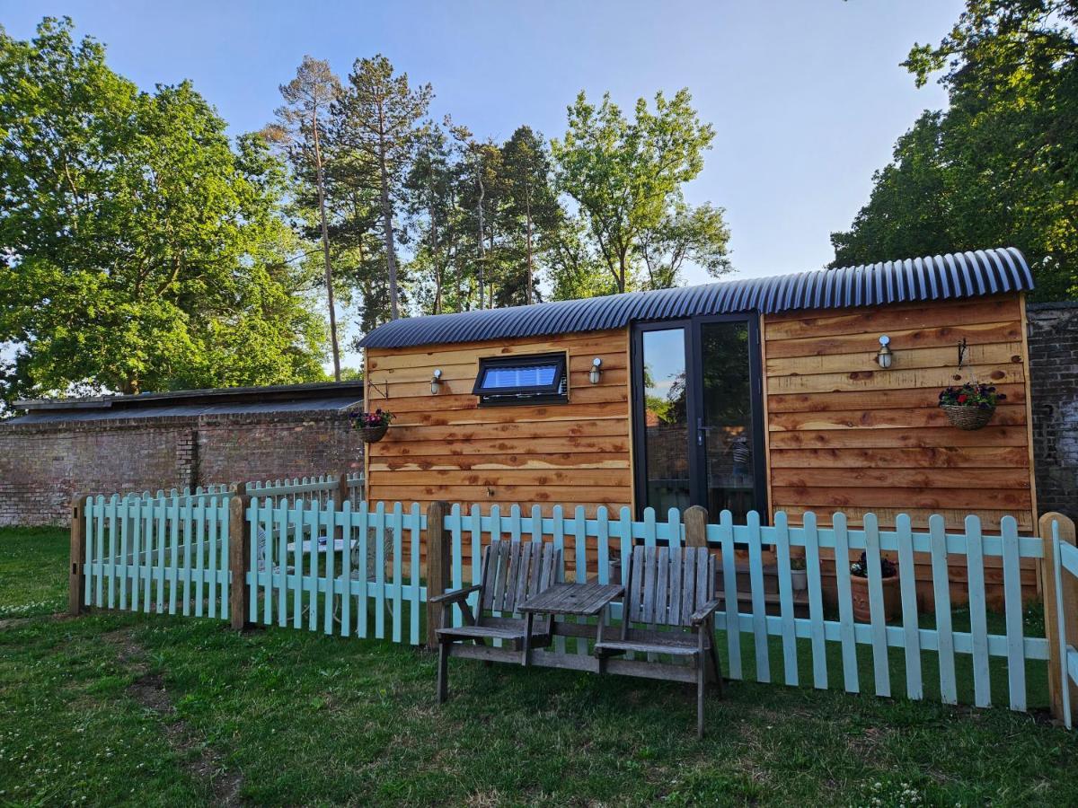 Hotel Gatwick Hideaway Hut Charlwood Exterior foto
