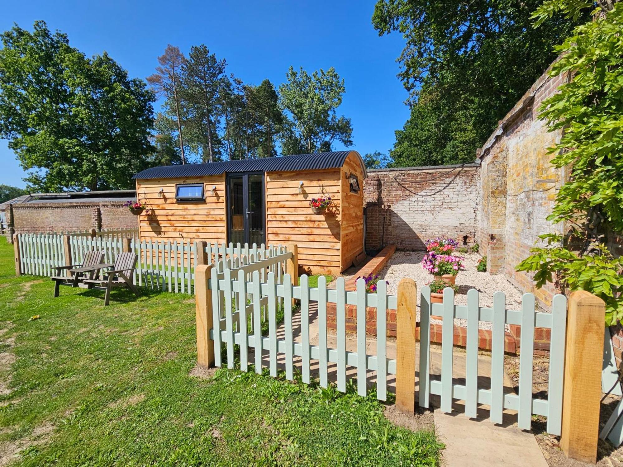 Hotel Gatwick Hideaway Hut Charlwood Exterior foto